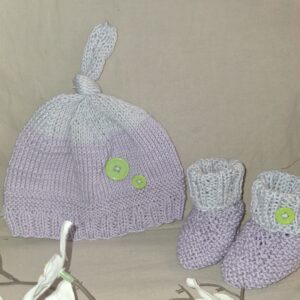 Bonnet et chaussons assortis