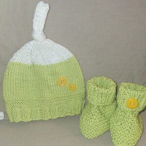 Bonnet et chaussons assortis