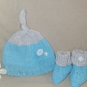 Bonnet et chaussons assortis