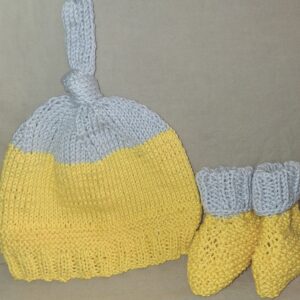 Bonnet et chaussons assortis